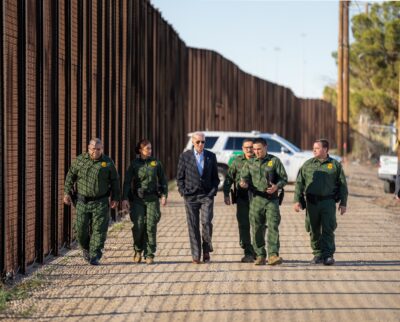 President Biden inspecteert de grens met grenswachten, januari 2023 © White House photo